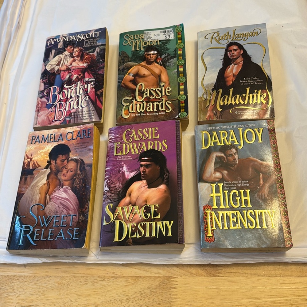 🍀2/10.00, Novels set of 6 Romance , all good , normal use wear for age ,
